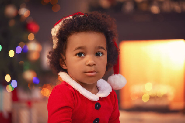 Linda niña afroamericana en casa en la víspera de Navidad - Foto, imagen