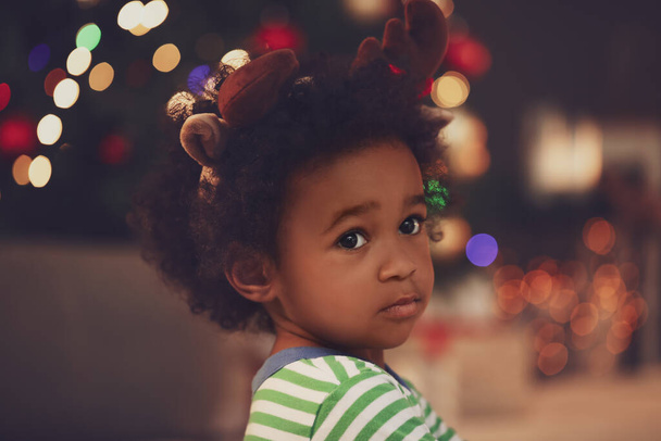 Χαριτωμένο Αφροαμερικανό κοριτσάκι στο σπίτι παραμονή Χριστουγέννων - Φωτογραφία, εικόνα