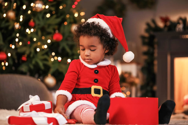 Carino afro-americano bambina con regalo a casa la vigilia di Natale - Foto, immagini
