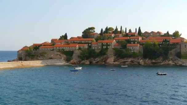 St. Stephens Island, Montenegro. Het beroemde eiland van hotels voor beroemdheden en rijke mensen van de wereld. Mooi schoon strand aan de Adriatische Zee - Video