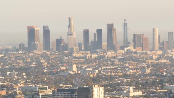 Highrise mrakodrapy metropole ve smogu, Los Angeles, Kalifornie USA. Znečištění ovzduší a zamlžené městské panorama. Cityscape ve špinavé mlze. Nízká viditelnost ve městě s ekologickými problémy - Záběry, video