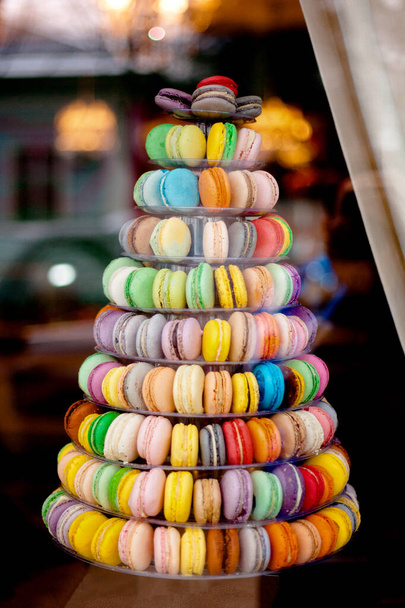Pirámide de diversos macarons coloridos en un escaparate. - Foto, Imagen