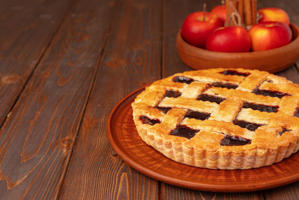 Close up of homemade traditional sweet autumn raspberry tart pie on wooden table - Fotoğraf, Görsel