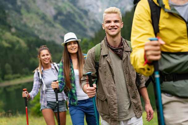 Skupina mladých přátel na túře po venkově. Multiraciální šťastní lidé cestující v přírodě - Fotografie, Obrázek