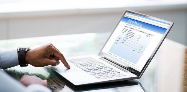 African American Using Online Bank On Laptop - Foto, imagen