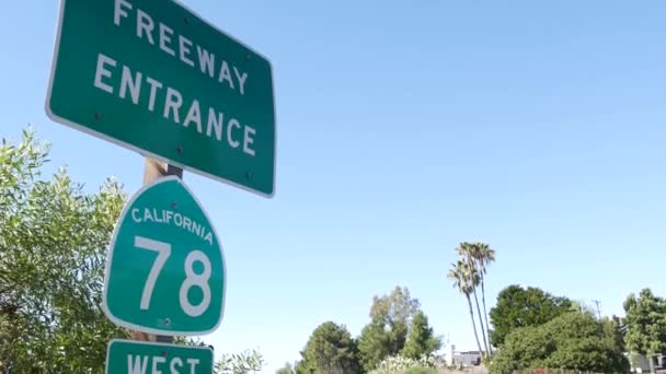 カリフォルニア州サンディエゴ郡の交流交差点における高速道路の入り口の標識。国道78号線標識板。道路の旅のシンボル、交通と交通安全規則と規制 - 映像、動画