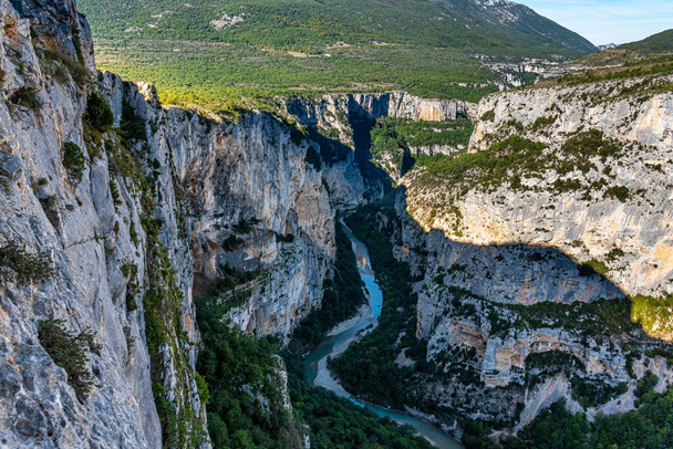 Verdon Gorge, Gorges du Verdon, приголомшливий пейзаж знаменитого каньйону зі звивистою бірюзово-зеленою річкою кольору і високими вапняковими породами у Французьких Альпах, Прованс, Франція. - Фото, зображення