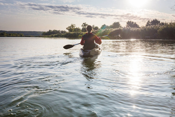 Yaz mevsiminde nehirde kano yaparken - Fotoğraf, Görsel