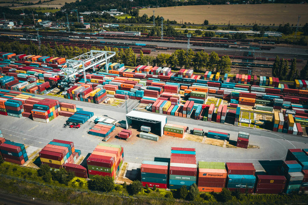 Ceska Trebova, Çek Cumhuriyeti 'nin en büyük üçüncü konteynır taşımacılık terminalidir. 13.8 hektarlık bir alanda 6000 konteynırın kullanımına olanak sağlıyor.. - Fotoğraf, Görsel