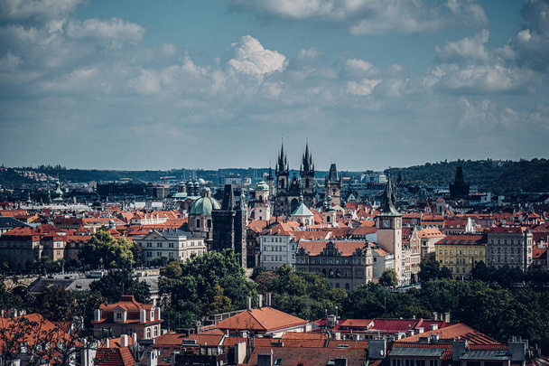 Praga jest stolicą i największym miastem w Czechach, trzynastym co do wielkości miastem w Unii Europejskiej i historyczną stolicą Czech. Położony nad Wełtawą. - Zdjęcie, obraz