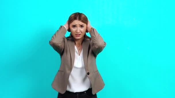 Volwassen vrouw met lang bruin haar, gek, schreeuwend boos, hand op haar hoofd - Video