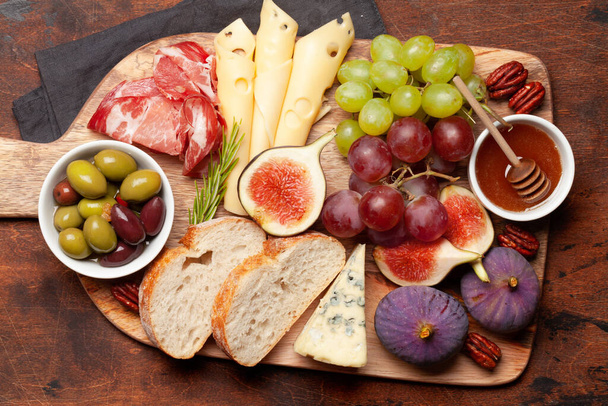 Prosciutto, peynir, incir ve üzümlü Antipasto tabağı. Aperatif kurulu. Üst görünüm düzlüğü - Fotoğraf, Görsel