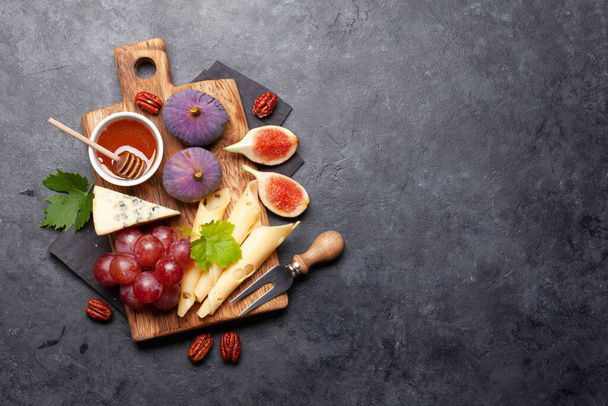 Assiette antipasto au fromage, figues et raisins. Amuse-gueule. Vue supérieure avec espace de copie - Photo, image