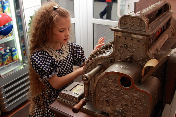 Girl and an old cash register - Foto, Imagen