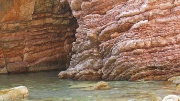 Prachtige schilderachtige rots van de Adriatische Zee in Montenegro. Seashore op een zomerdag - Video