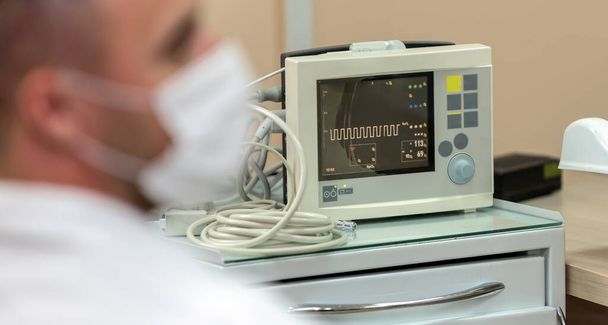 Intenzív osztály és kardiovaszkuláris monitor orvos a padlón. - Fotó, kép