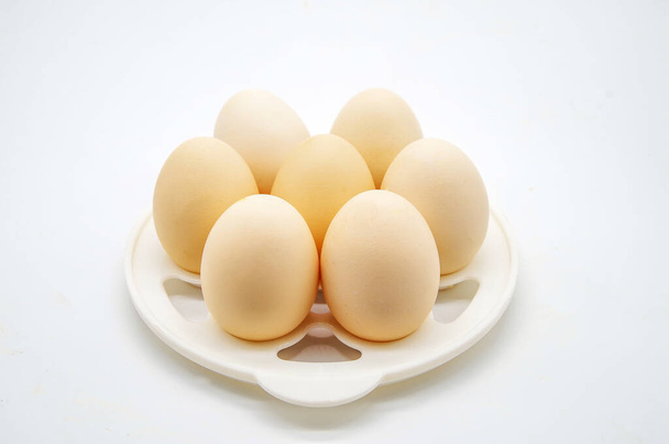 Huevos de granja sobre fondo blanco - Foto, imagen