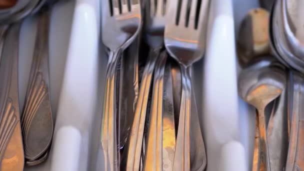 Conjunto de cubiertos sucios, cucharas, tenedores, en un cajón en la cocina casera - Metraje, vídeo