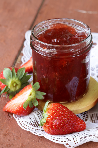 Jahodový džem s čerstvým ovocem ve sklenici na stůl - Fotografie, Obrázek