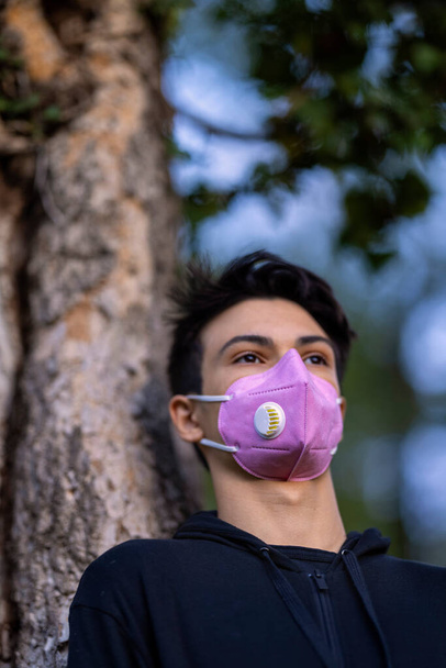 Молодой человек в маске гриппа в Осеннем парке - Фото, изображение