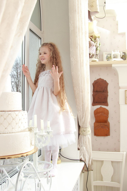 Three-tiered cake and a girl - Foto, Imagem