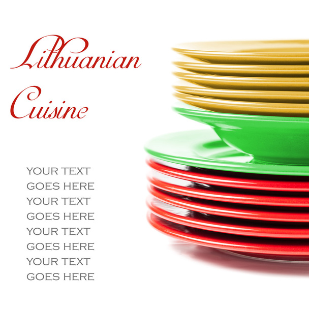 Pilha de placas de cerâmica coloridas em cores lituanas
 - Foto, Imagem