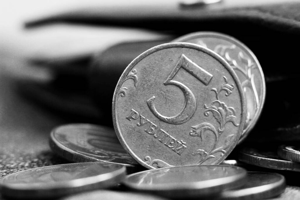 пять российских рублей монеты так близко, деньги - Фото, изображение