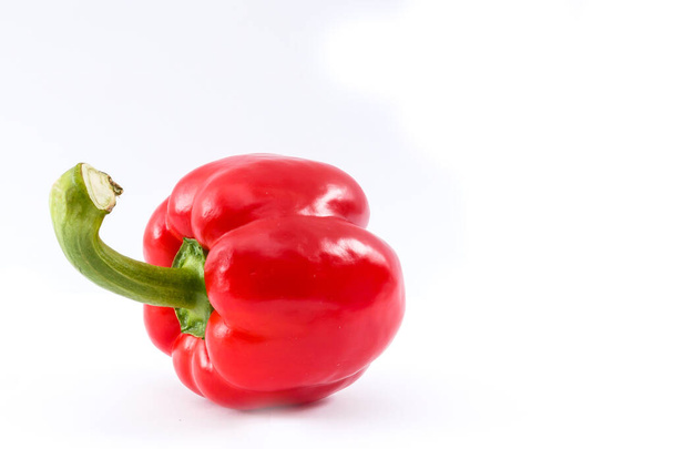 rode paprika geïsoleerd op witte achtergrond - Foto, afbeelding