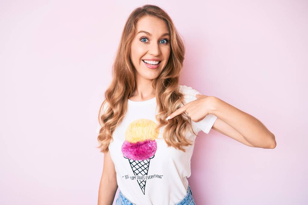 Young caucasian woman with blond hair wearing casual summer clothes pointing finger to one self smiling happy and proud  - Foto, imagen
