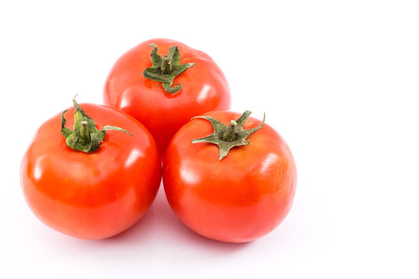 Красные спелые помидоры на белом фоне - Фото, изображение