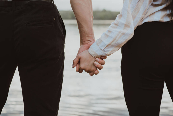 Couple aimant tenant la main sur la plage en été - Photo, image