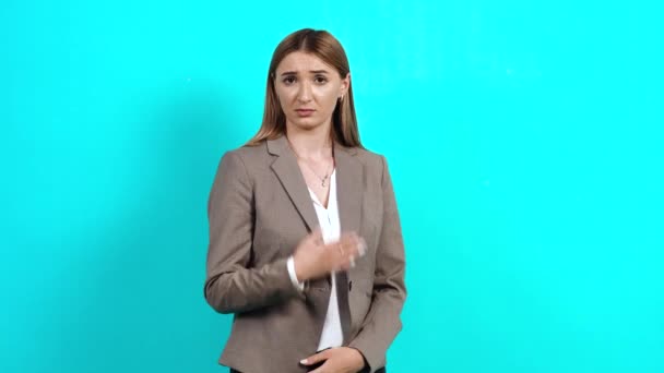 Verwirrte schöne junge Frau in Businessjacke zuckt mit den Schultern, verwirrt über Informationen, - Filmmaterial, Video
