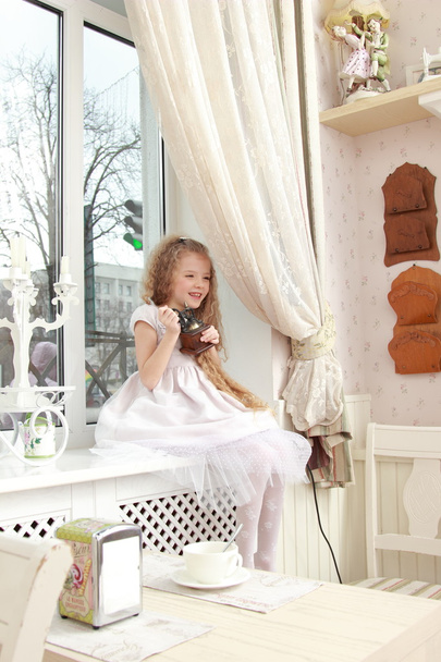 Girl with an old coffee grinder - Zdjęcie, obraz