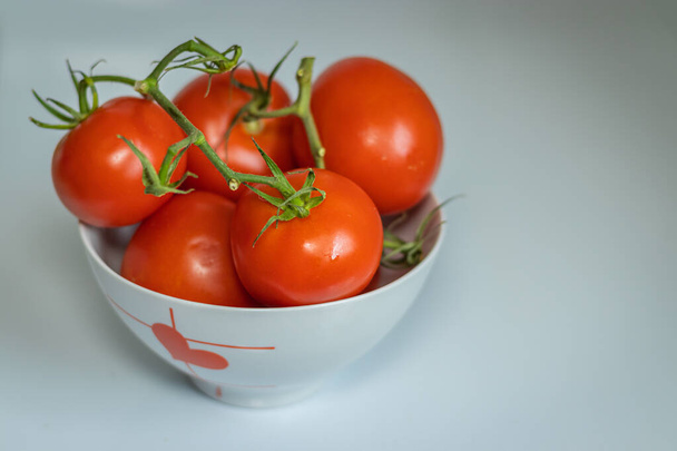 Tomates vermelhos maduros na cozinha em uma tigela - Foto, Imagem