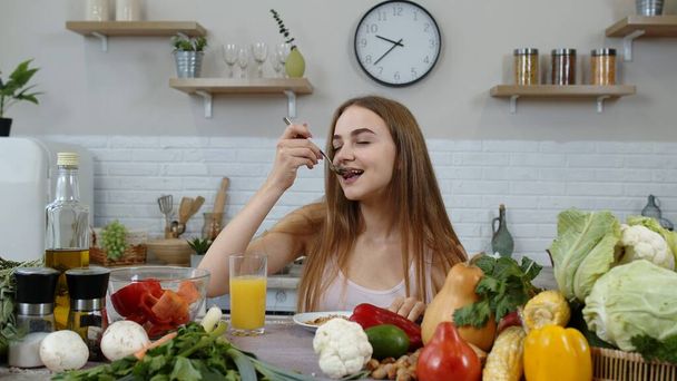 女の子は台所でナッツと生のもやしそばを食べる。減量と食事療法.健康的なライフスタイル - 写真・画像