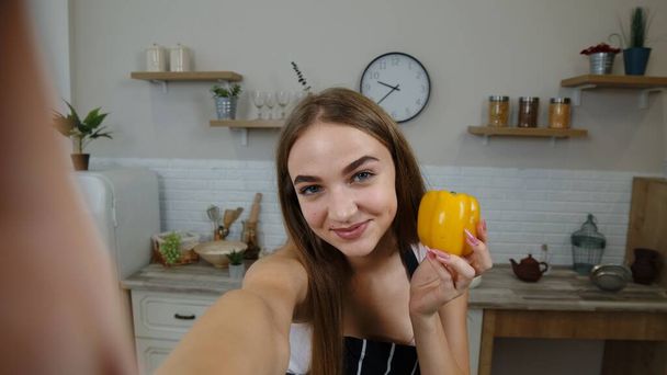 POV laukaus bloggaaja tyttö tekee valokuvia, kun selfiet sosiaalisen median matkapuhelimeen keittiössä - Valokuva, kuva