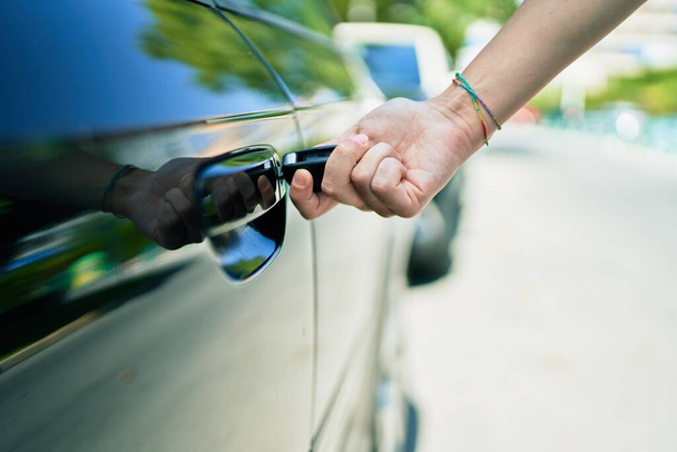 Καυκάσια γυναίκα χέρι άνοιγμα αυτοκίνητο χρησιμοποιώντας το κλειδί - Φωτογραφία, εικόνα
