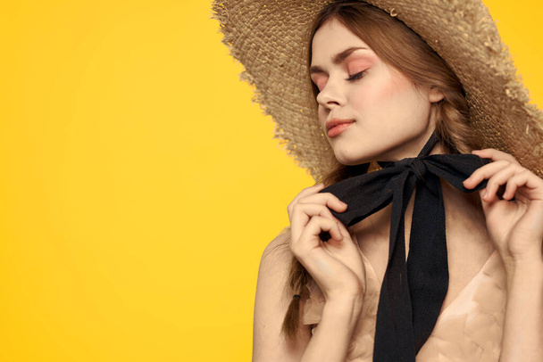 portrait de femme avec des tresses rouges sur fond jaune vue recadrée plaisir émotionnel - Photo, image