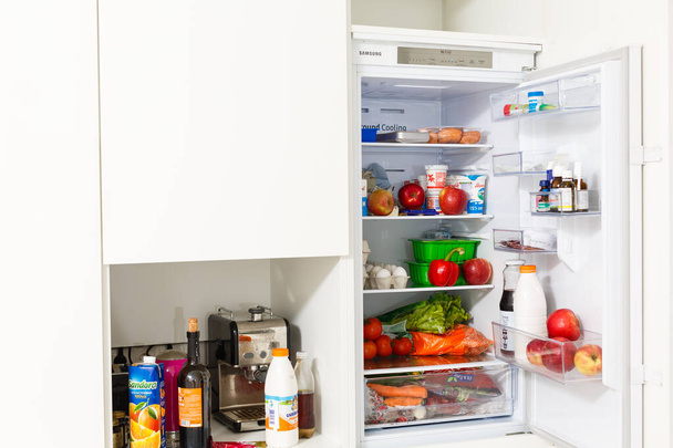 refrigerador abierto lleno de alimentos - Foto, imagen