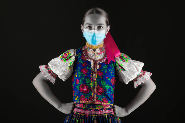 Hermosa mujer eslovaca con máscara respiratoria. Tiempo de Covid19. - Foto, imagen