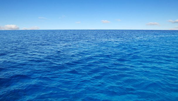  Морська поверхня води на небі
 - Фото, зображення