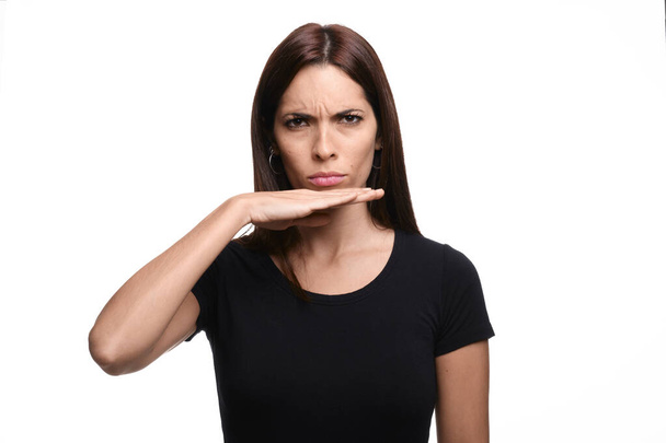 Isolado em fundo branco morena mulher dizendo irritado em espanhol língua de sinais - Foto, Imagem
