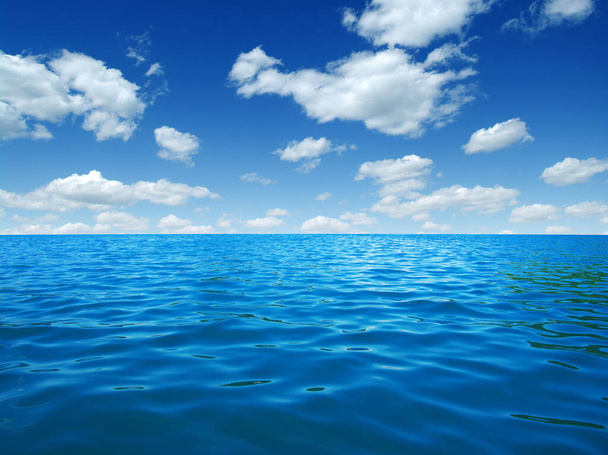 Голубая поверхность морской воды на небе - Фото, изображение