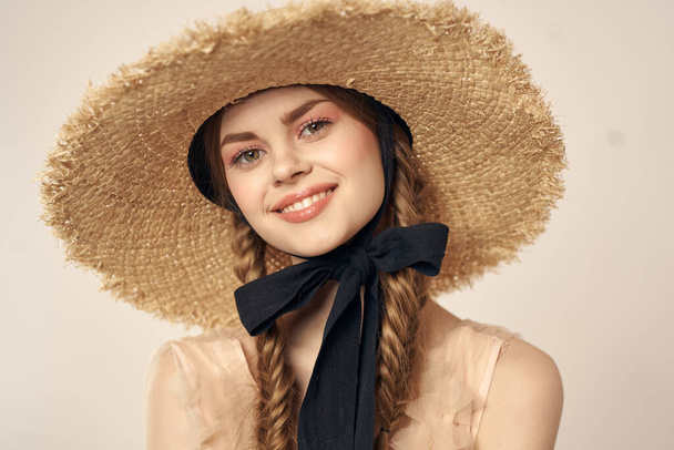 retrato de una chica romántica en un vestido y un sombrero de paja con una cinta negra emociones vista recortada - Foto, Imagen