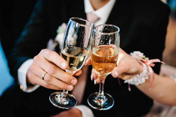 Gelin ve damat ellerinde bir kadeh şampanya tutuyorlar ve düğün törenine hazırlanıyorlar. Kapat.. - Fotoğraf, Görsel