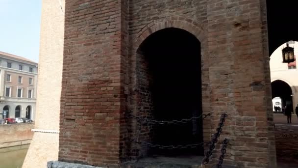 フェラーラ城防衛壁堀の塔のドローブリッジと噴水のパノラマビュー - 映像、動画