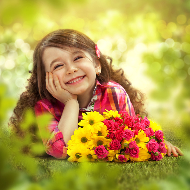 mosolygó lány nagy csokor virággal - Fotó, kép