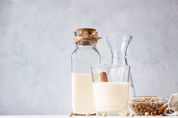 Chickpea vegetarian milk in a bottle and glass and raw chickpeas on light background. Lactose free non dairy products. Healthy vegan food concept. - Foto, Imagem