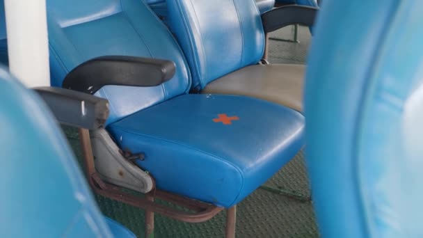 Prázdné sedadlo s křížovou značkou - Záběry, video