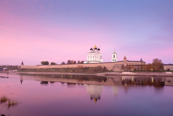 夕暮れ時にプスコフ・クレムリンの三位一体大聖堂の眺め。ロシア - 写真・画像